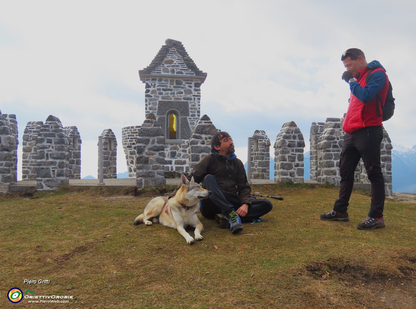 61 Tempietto dedicato alla Madonna circondato da moderni ‘dolmen’ .JPG